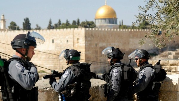 طعن شرطيين إسرائيليين بالقدس